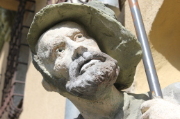 Ritter am Kutscheingang